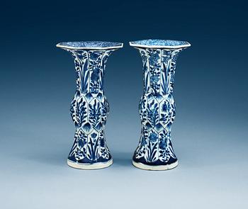1554. A pair of blue and white vases, Qing dynastin. Kangxi (1662-1722).