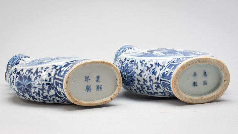 PILGRIMSFLASKOR, 2 snarlika. Porslin, Kina, 1900-talets början.