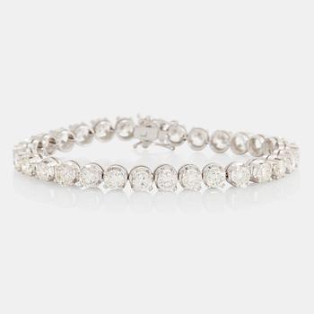 An 18K white gold bracelet set with round brilliant-cut diamonds with a total weight of ca 12.00 cts.