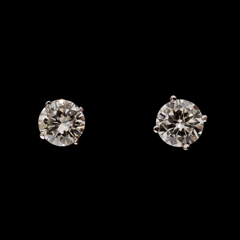 ÖRHÄNGEN med briljantslipade diamanter totalt 0.70 ct. Kvalitet ca G-H/VS.