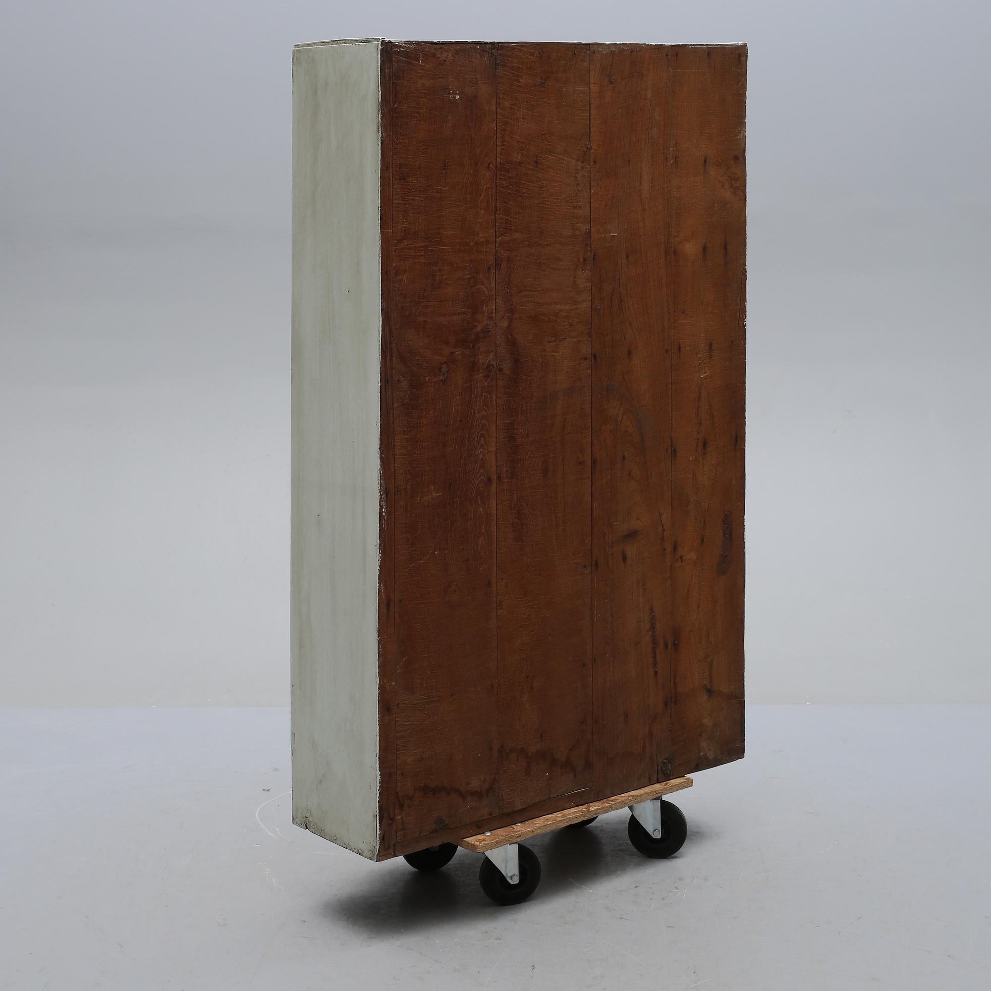 VITRINSKÅP, modern tillverkning av äldre delar.