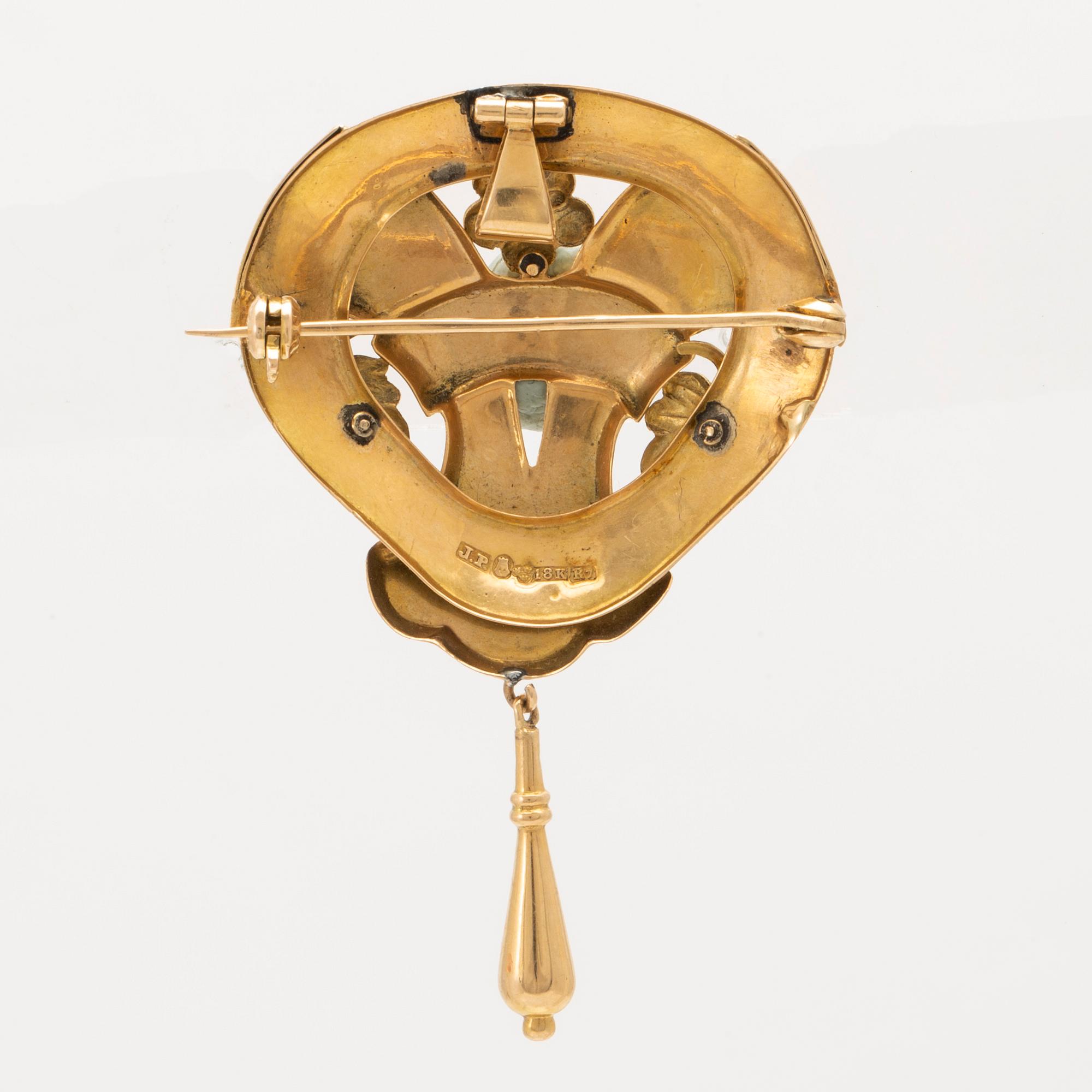 An 18C gold brosch J Pettersson Stockholm 1919 weight 6,2 grams, height 5 cm.
