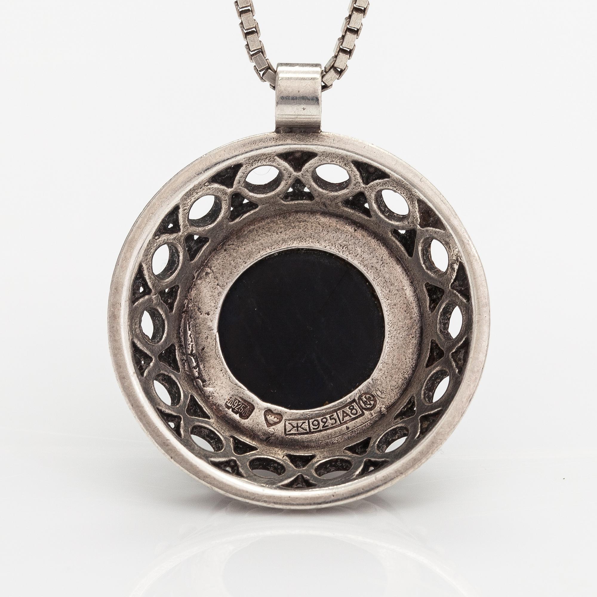 Kai Lindström, A sterling silver necklace with spectrolite. Kalevala Koru, Helsinki 1978. - Bukowskis Kai Lindström, A sterling silver necklace with spectrolite. Kalevala Koru, Helsinki 1978. - Bukowskis