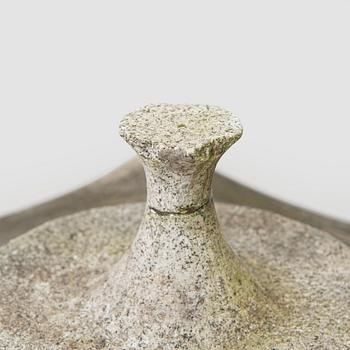 Puutarhalyhty, yukimi-dōrō, Japani.