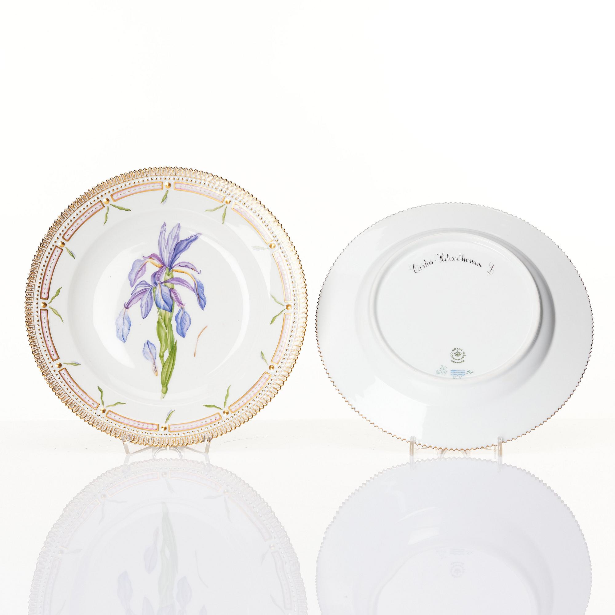 Tallrikar, 12 stycken, porslin. Royal Copenhagen, "Flora Danica". Danmark, 1900-tal.