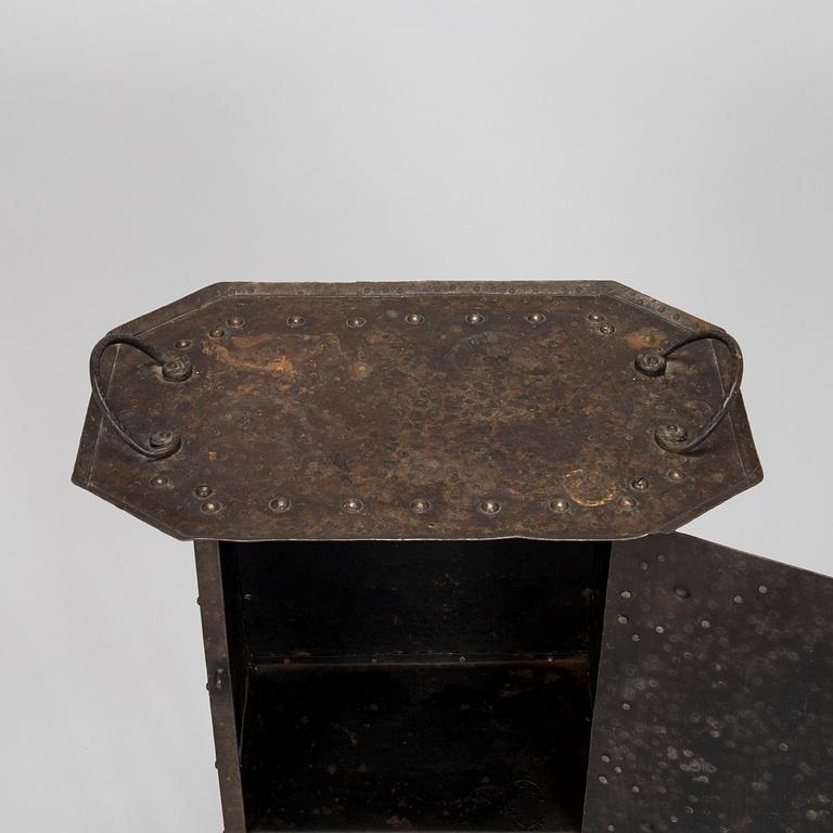 Barskåp / sidobord, koppar, 1900-talets början.