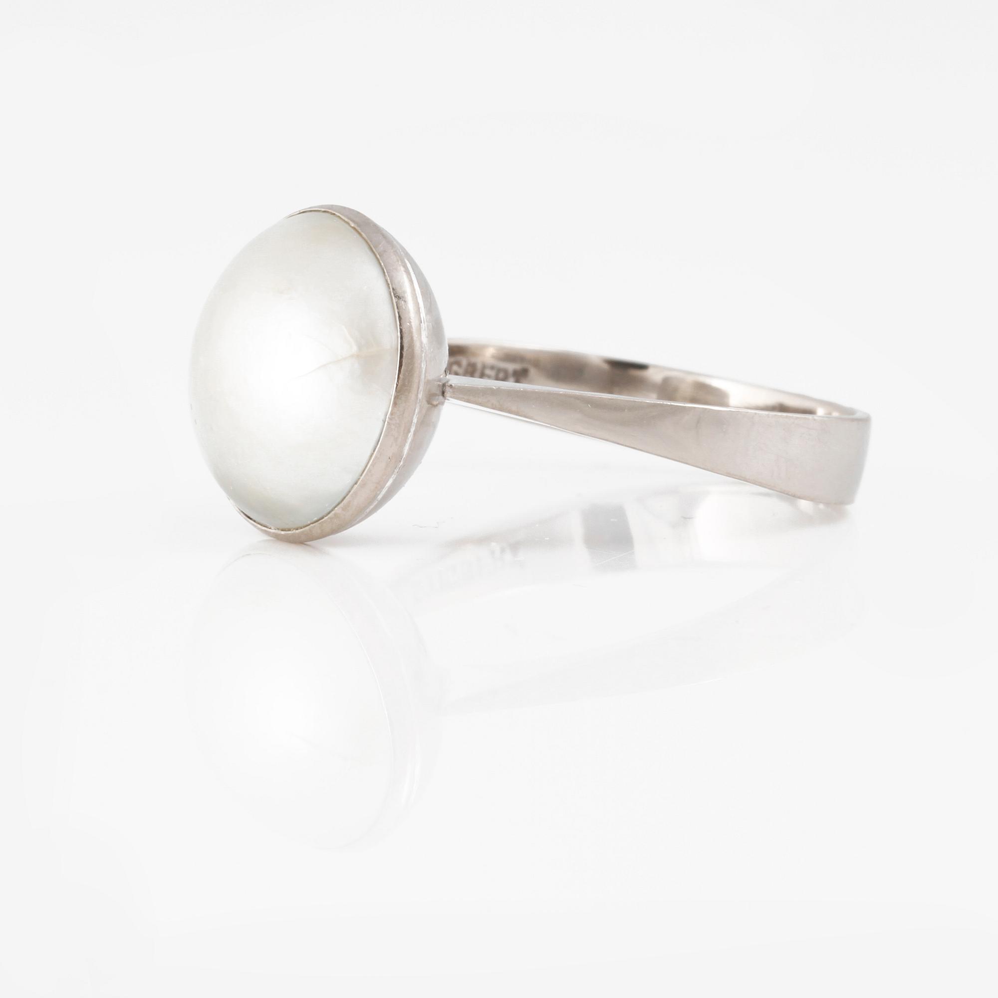 RING, med odlad halvpärla, Stigbert, Stockholm.