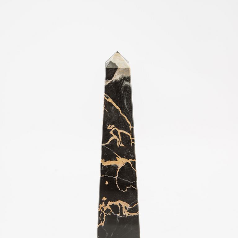 Obelisk och klot med ställ, 1900-talets andra hälft.