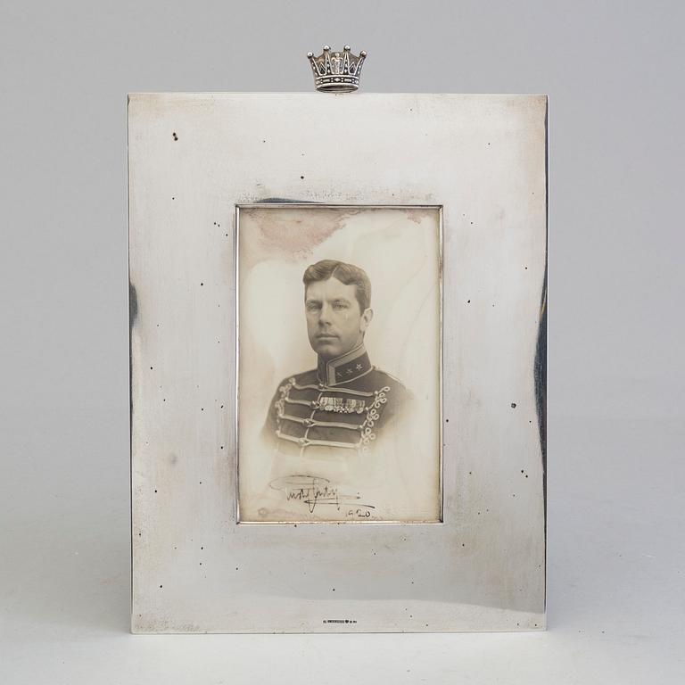 A silver frame, maker's mark Anders Nilsson, Lund, 1920 with Royal photograph of crownprince Gustav Adolf, signed 1920.