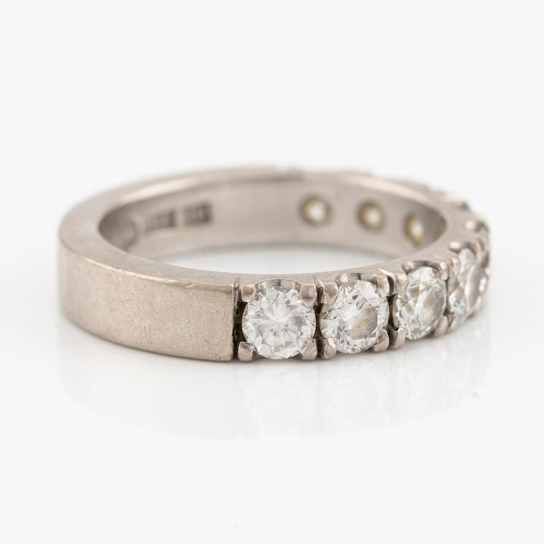 A ring in 18K white gold with round brilliant-cut diamonds.