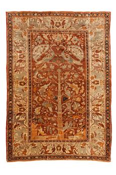 ANTIQUE SILK TABRIZ FIGURAL. 235 x 165 cm (as well as 1 cm stripe patterned flat woven edge at each end).