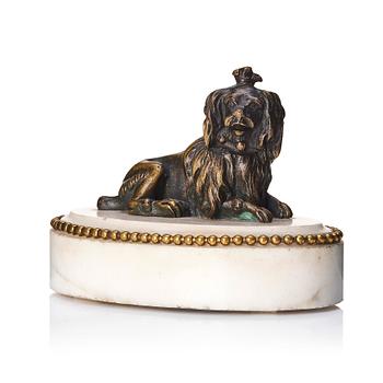 129. A presumably English bronze and marble table ornament, early 19th century.