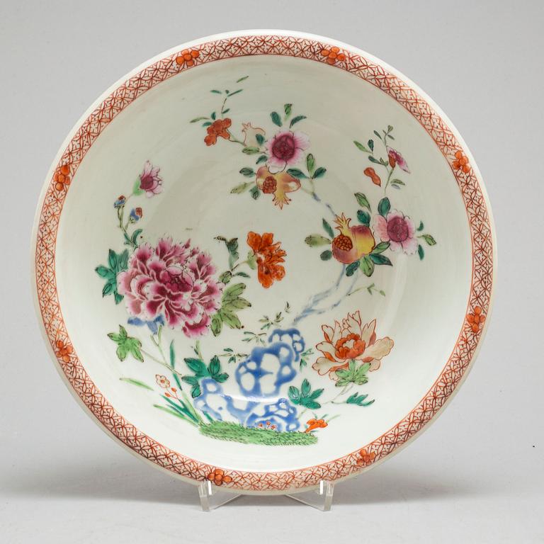A famille rose export porcelain bowl and a pair of pates, Qing dynasty, 18th century.