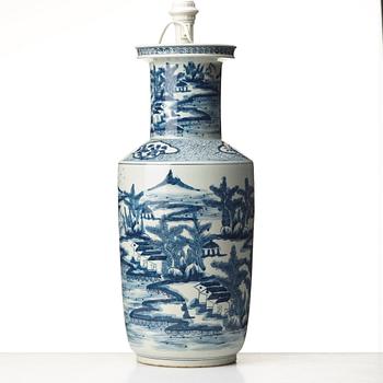 A large blue and white vase, late Qing dynasty, circa 1900.