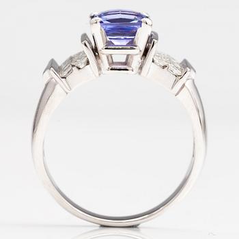RING, 14K vitguld, tanzanit ca 2.76 ct, princesslipade diamanter ca 1.46 ct tot.