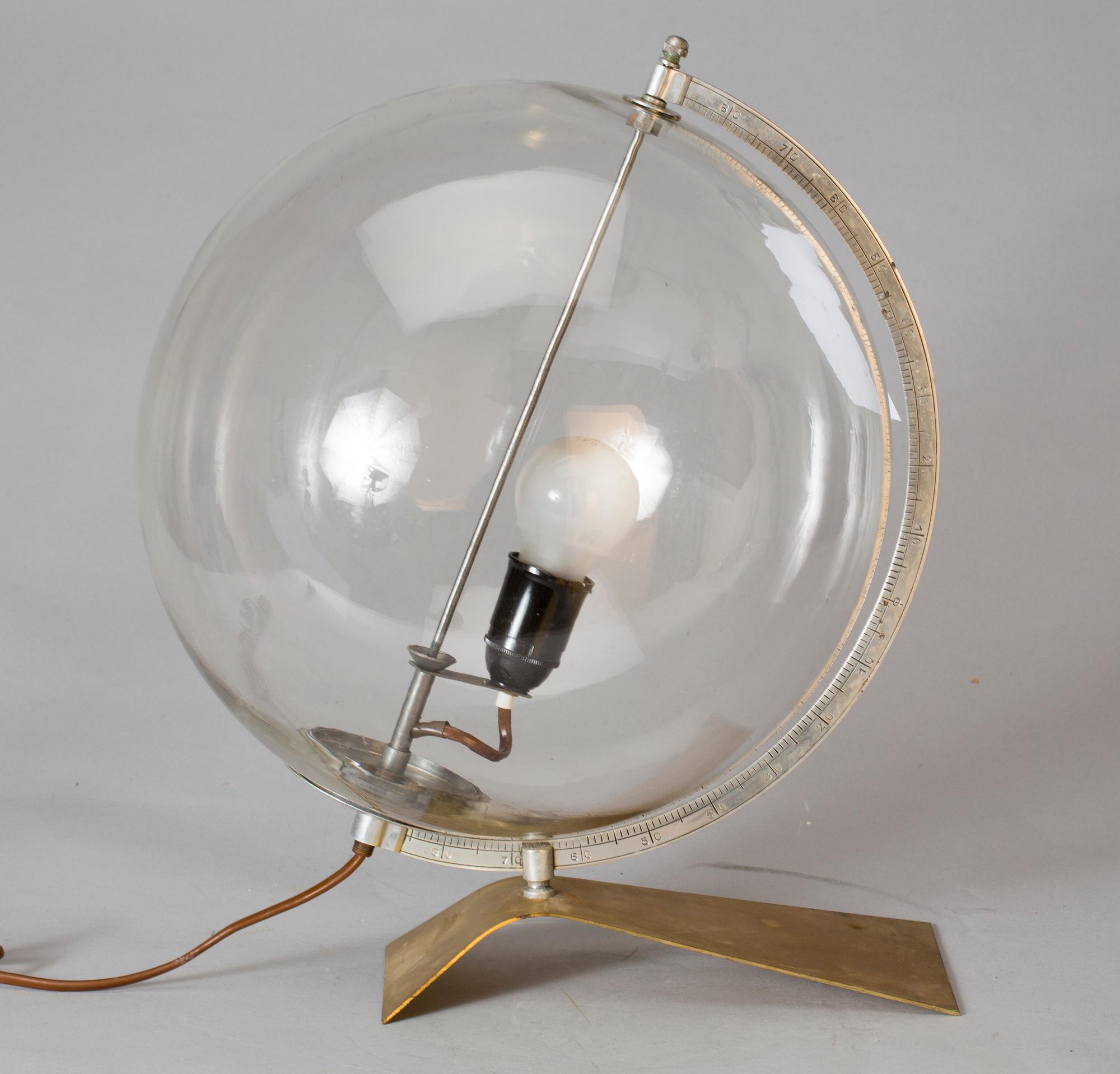 BORDSLAMPA, jordglob. 1900-talets andra hälft.