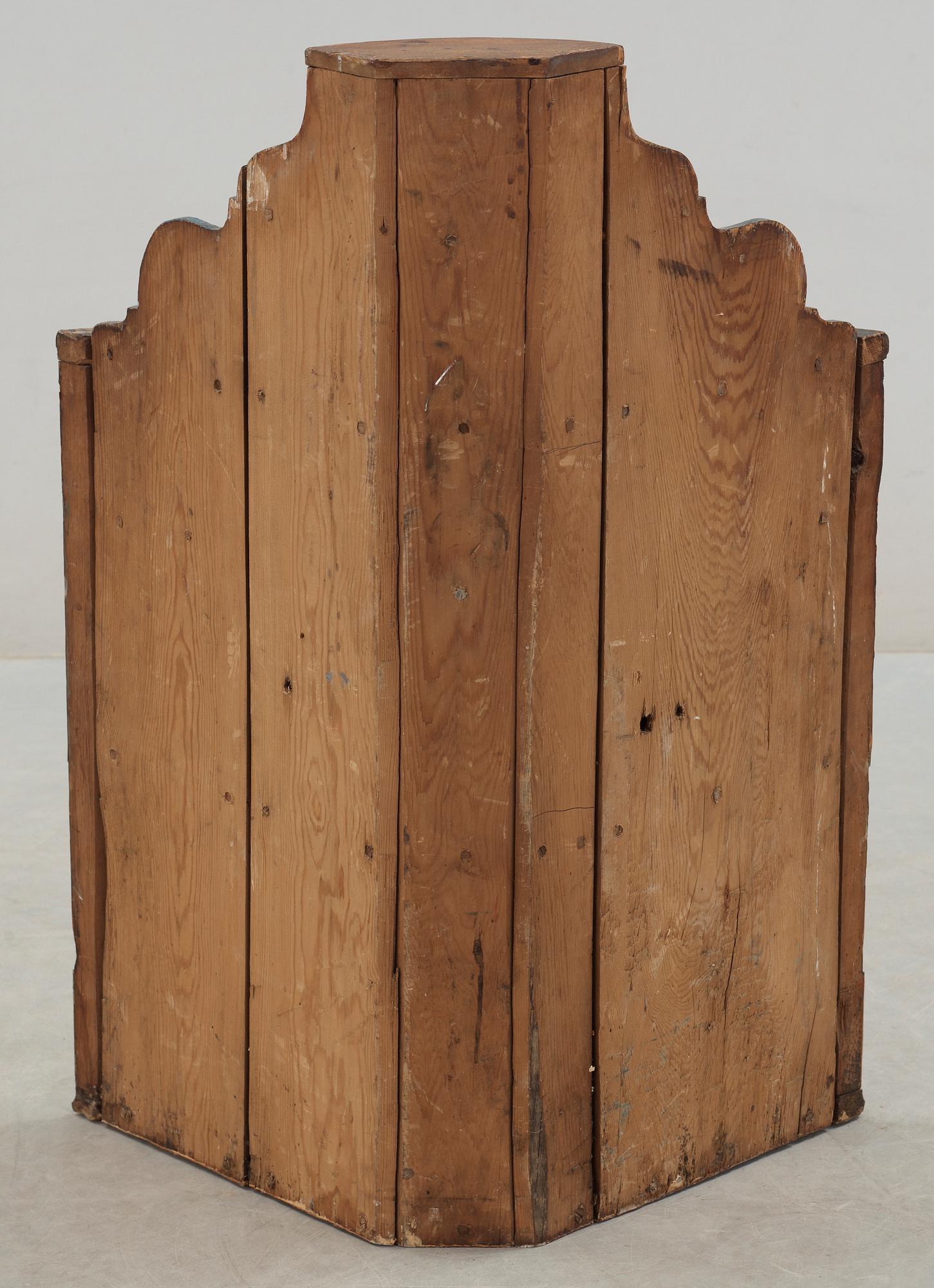 HÖRNHÄNGSKÅP, allmoge, Ljusdal, Hälsingland, 1800-talets första hälft.