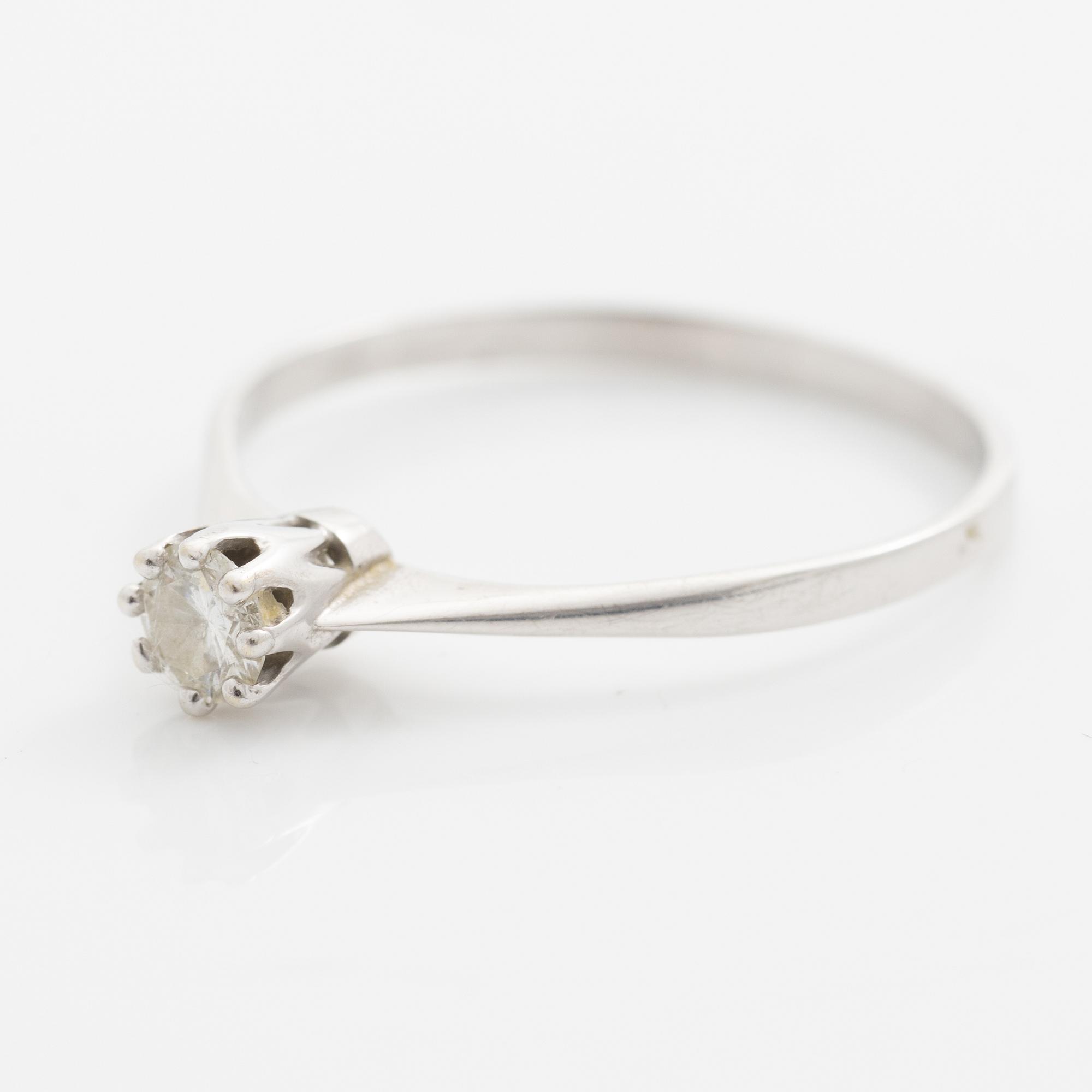 Ring with a brilliant-cut diamond.