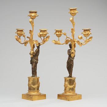 KANDELABRAR, för tre ljus, ett par. Louis XVI, omkring år 1800.