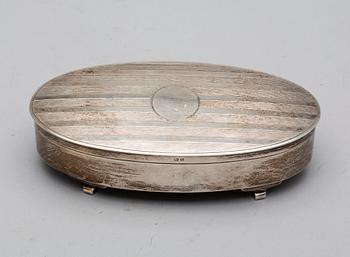 SMYCKESKRIN, silver, troligen S G Jacobs, Birmingham, England. 1919. Vikt 380 gram.