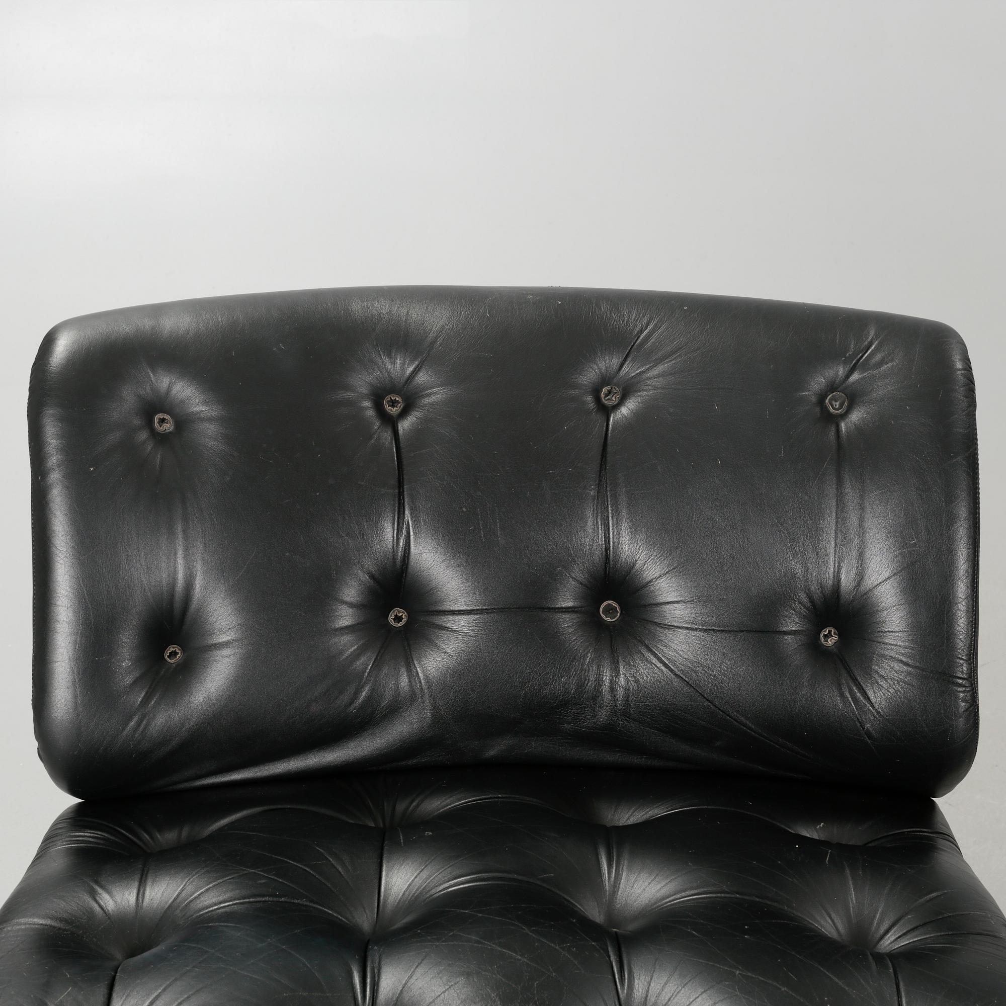three "Pantonova Chairs".