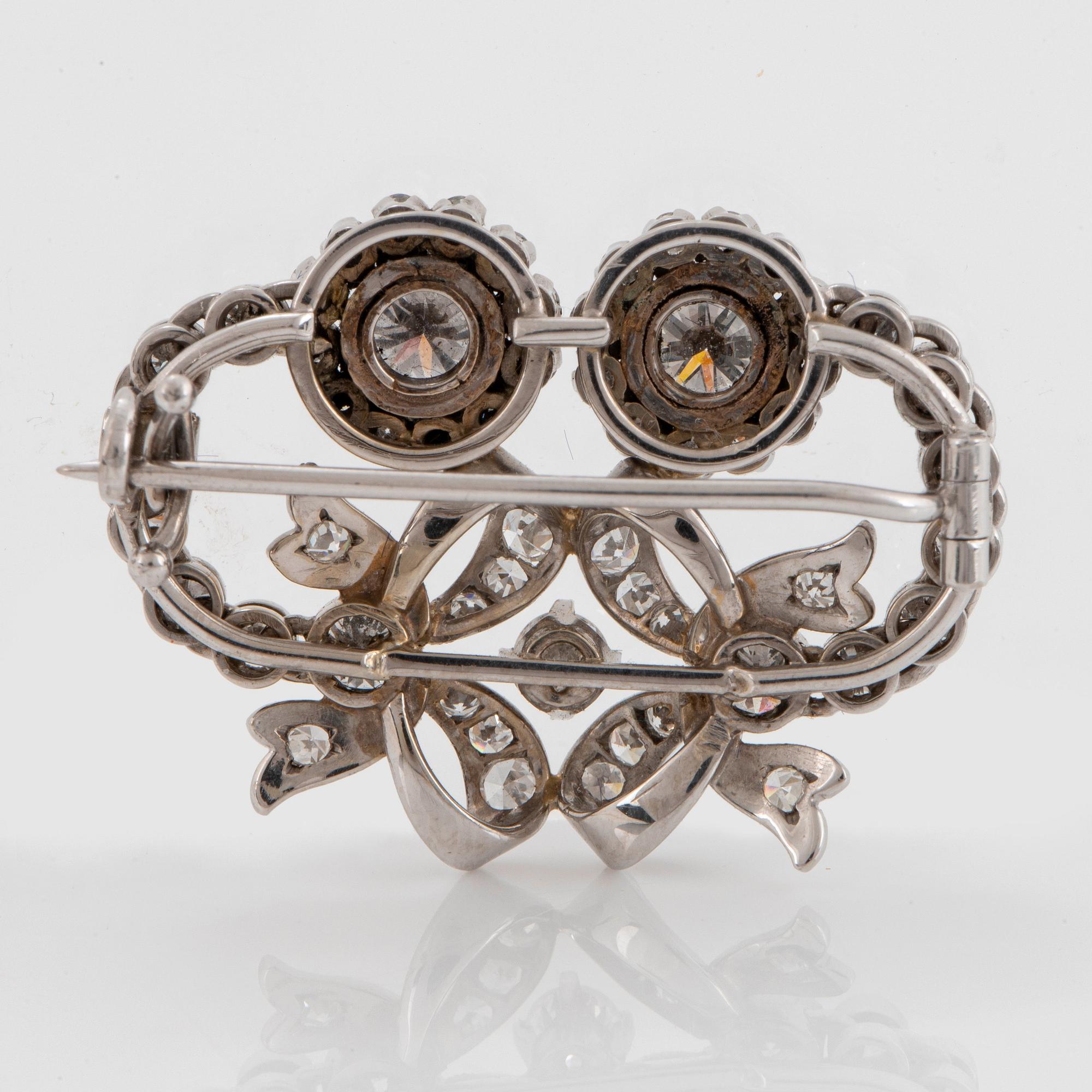 Brosch 18K vitguld med runda briljant- och åttkantslipade diamanter.