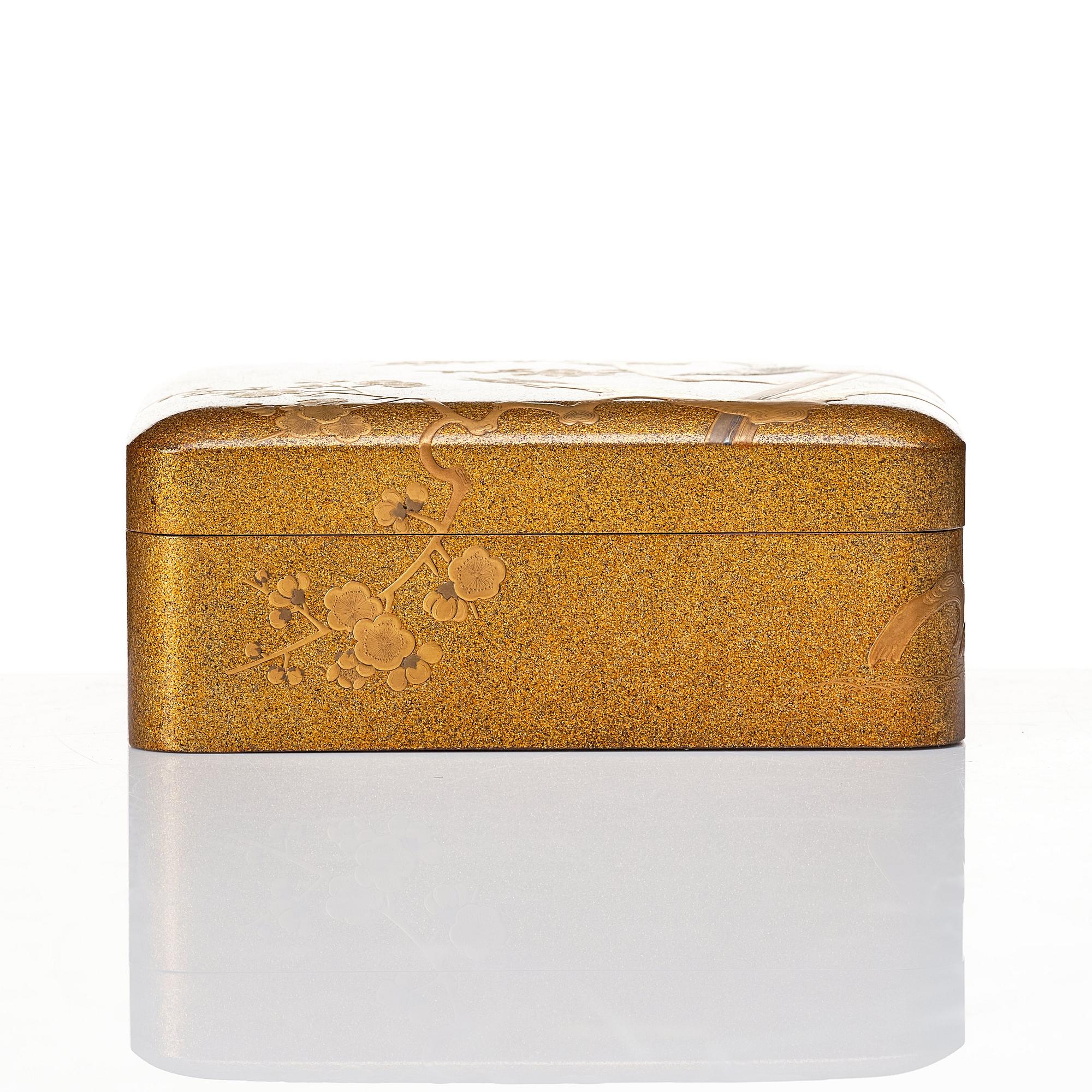 A Japanese lacquered bowl, box with cover and handle, 19th Century.