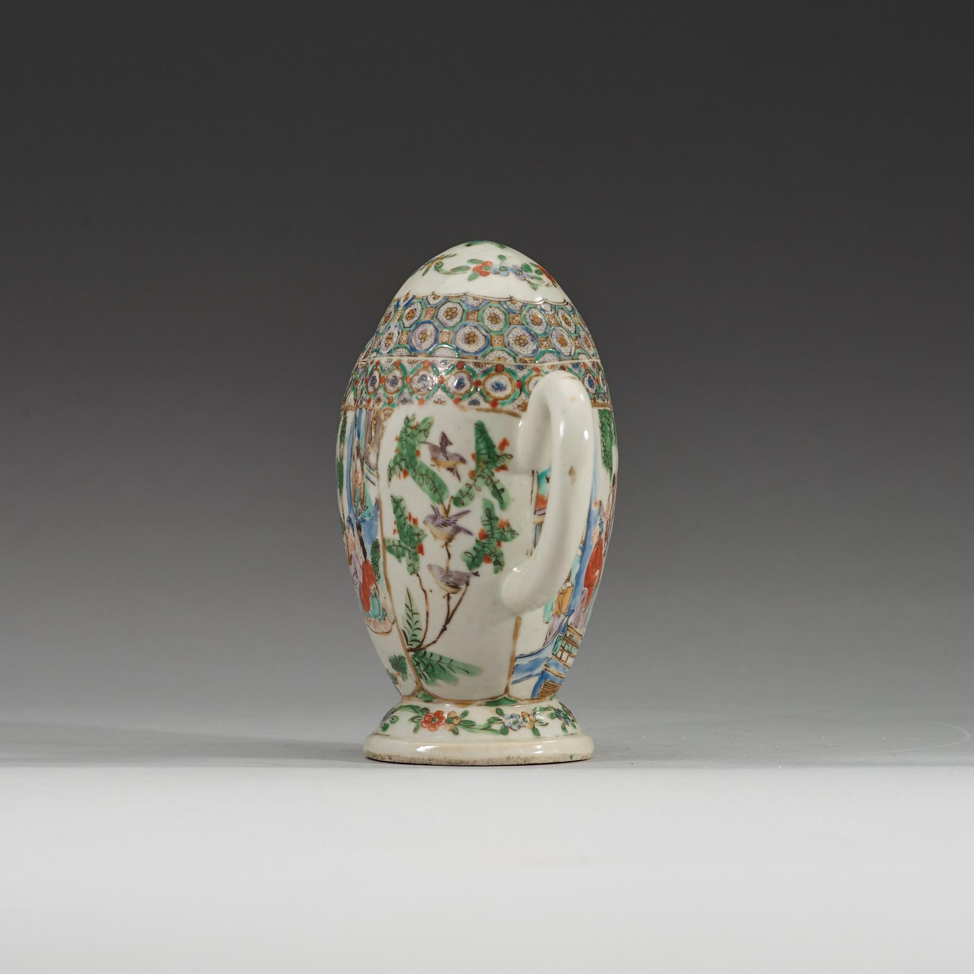 A Chinese cadogan tea pot, Qing dynasty, 19th Century.