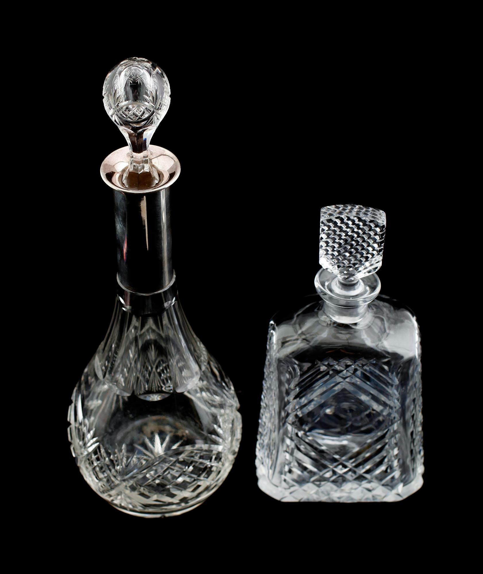 KARAFFER, 2 st, glas, en med silverbeslag, 1900-tal.