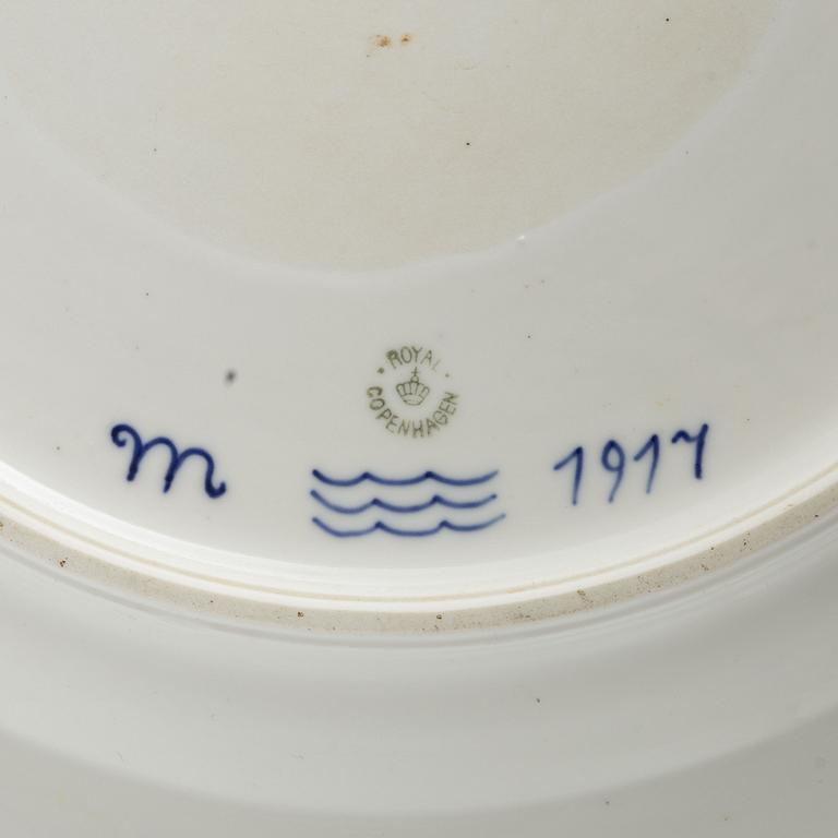 Royal Copenhagen, Two large "Blue fluted half and full lace" (Musselmalet halv- and helblond) porcelain serving dishes.