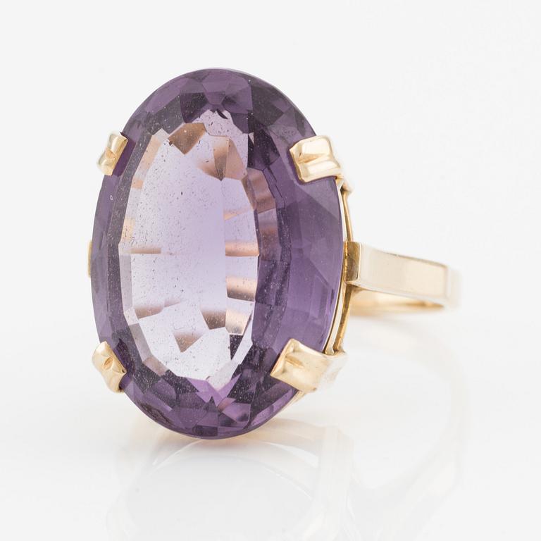Ring in 14K gold with an oval amethyst, Larsen & Borker.