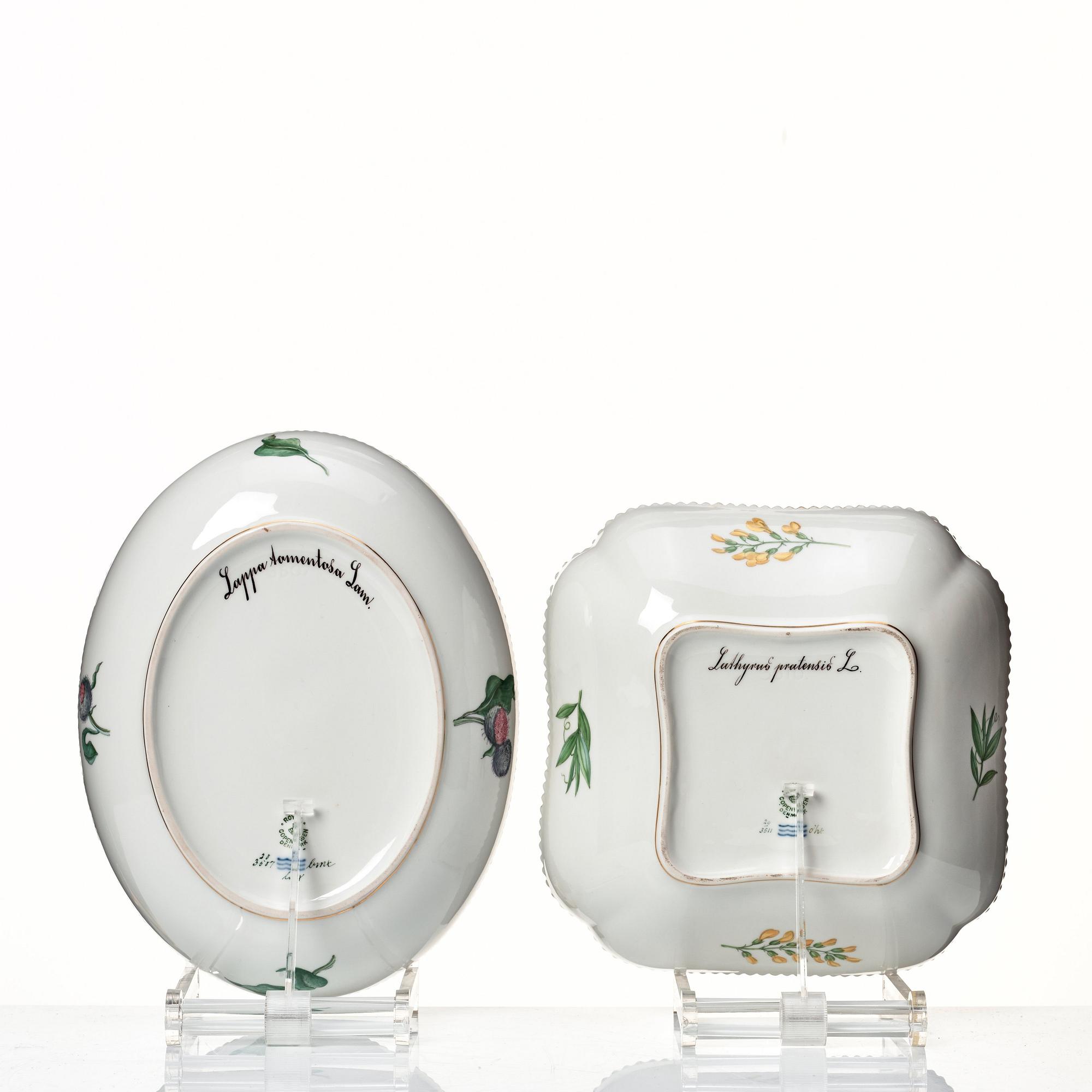 Skålfat, två stycken, porslin. Royal Copenhagen, "Flora Danica", Danmark, 1900-tal.