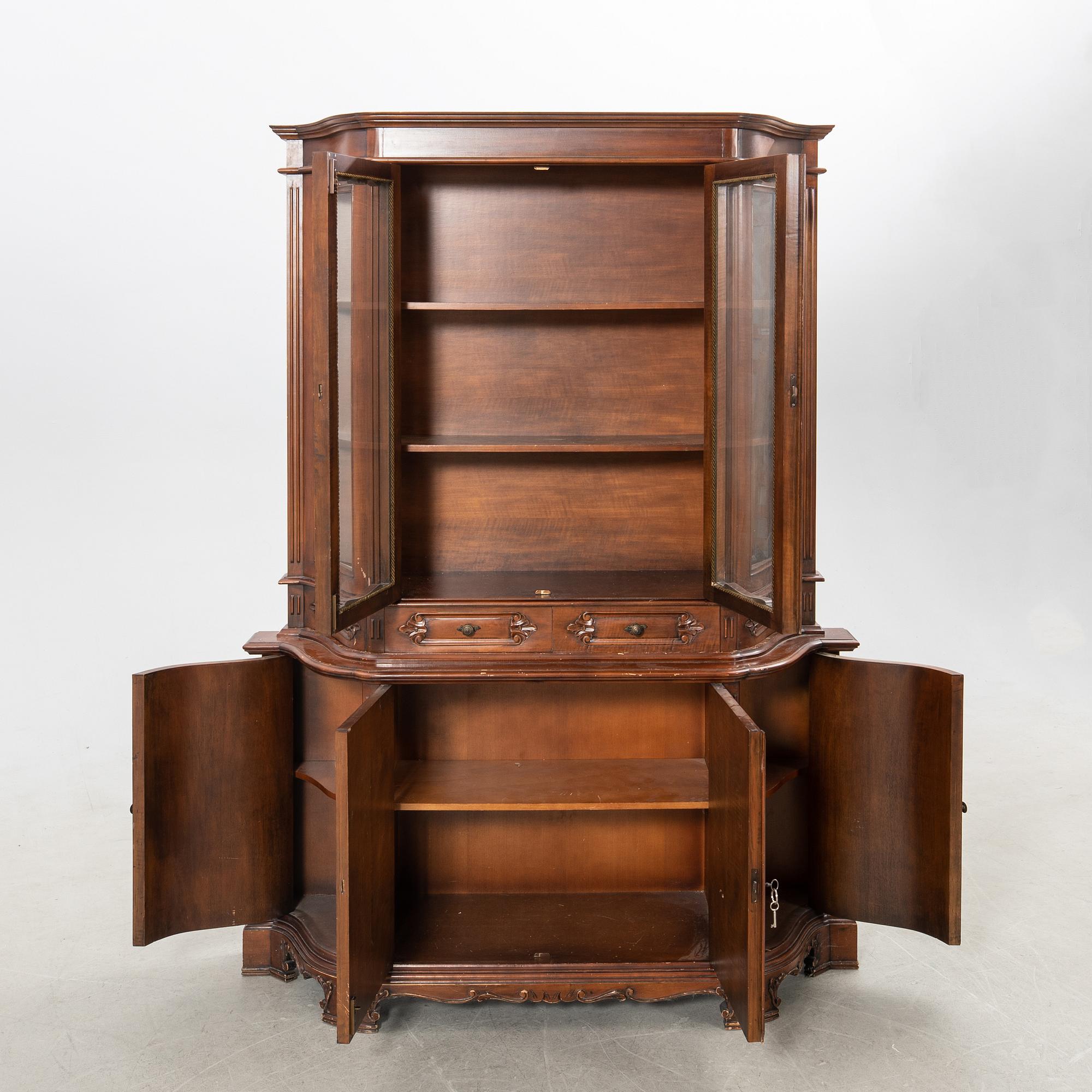 Vitrinskåp, 1900-tal.