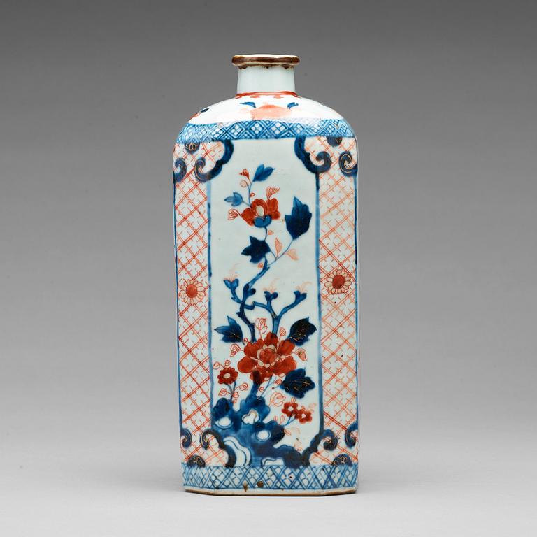 An imari bottle flask, Qing dynasty, Kangxi (1662-1722).