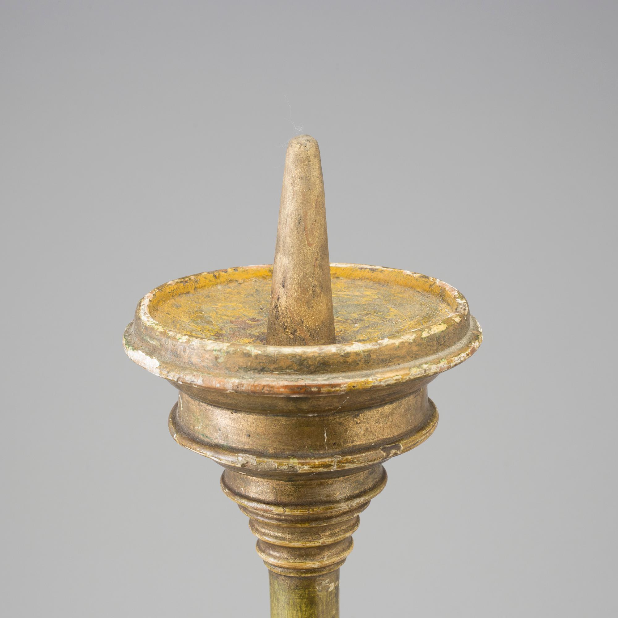 A WOODEN CANDLESTICK, 17th/18th century.