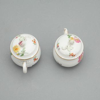 452324. CREMEKOPPAR MED LOCK, ett par, porslin, Meissen, märkta undertill.