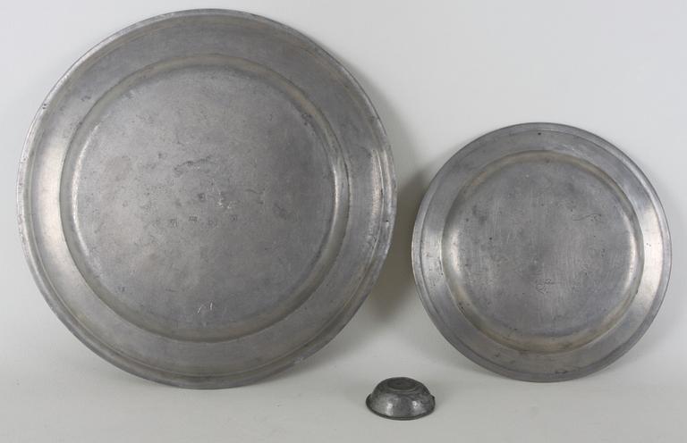 FAT, 2 st och TUMLARE, tenn, bl a Kristianstad 1800-tal och Kalmar 1700-tal.