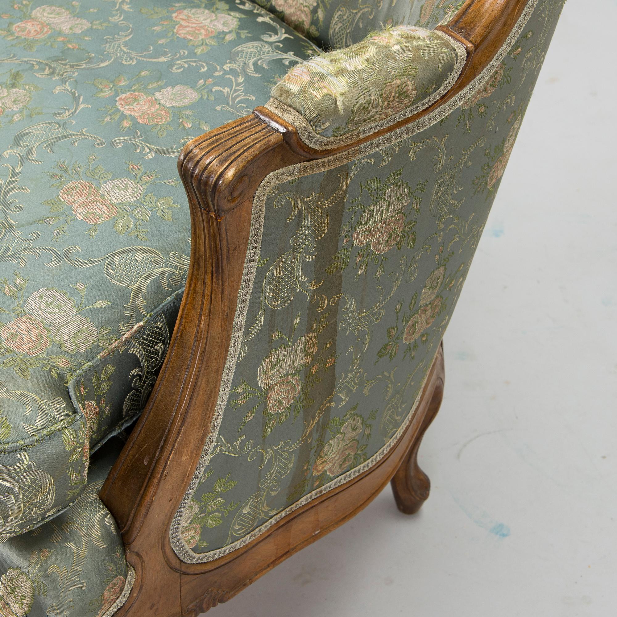 Fåtöljer, ett par och fotpall, 1900-talets mitt.