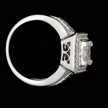 RING, 14k vitguld med 9 prinsesslipade diamanter samt flera små briljantslipade diamanter. Vikt ca 6,4 gram.
