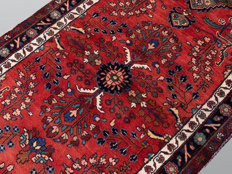 A Hamadan runner, c. 402 x 109 cm.