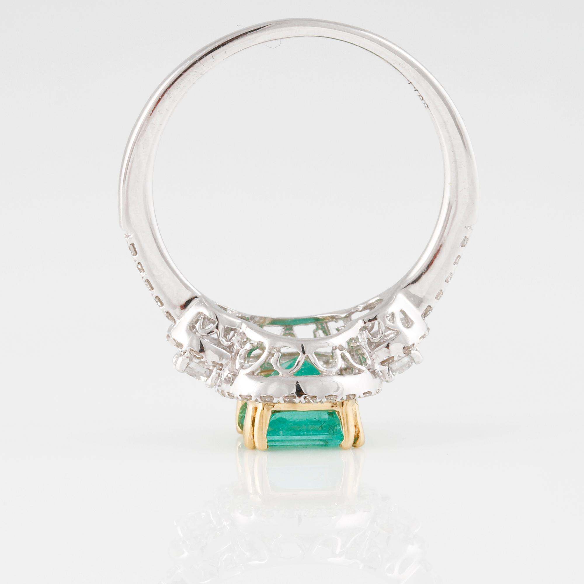 RING, 18K vitguld med briljantslipade diamanter ca 0.30 ct samt smaragdslipad smaragd ca 1.15 ct. Vikt 3,1 gram.
