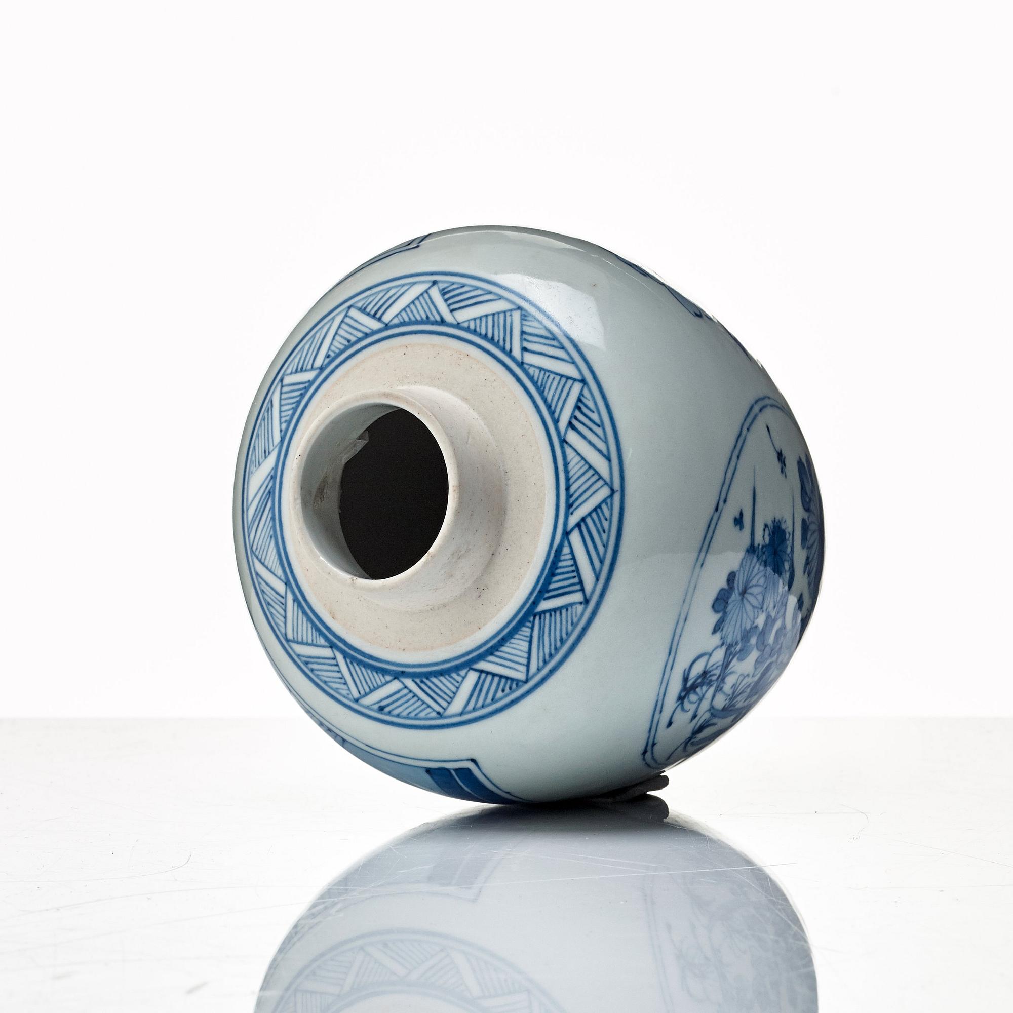 Kruka, porslin. Qingdynastin, Kangxi (1662-1722).