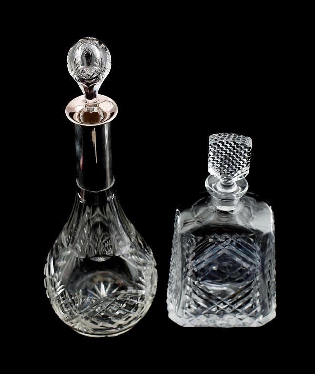 KARAFFER, 2 st, glas, en med silverbeslag, 1900-tal.