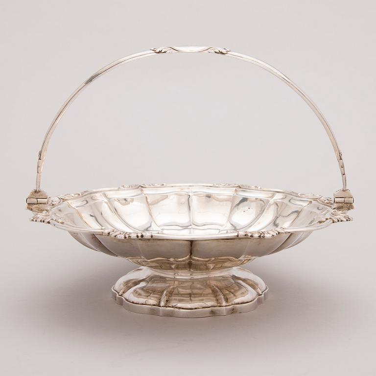AN ENGLISH SWINGHANDLE BASKET, silver, London 1828.