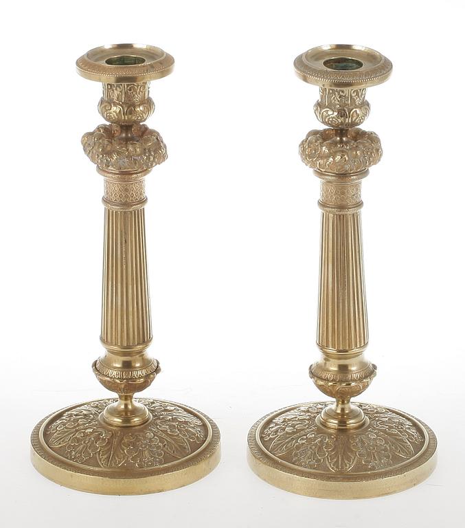 LJUSSTAKAR, ett par, mässing, senempire, 1800-talets första hälft/mitt.