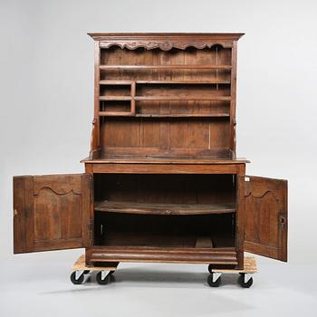 SKÅP MED TALLRIKSHYLLA, troligen England, 1700-tal.