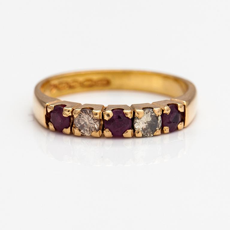 An 18K gold ring with rubies and diamonds ca. 0.20 ct in total. Pentti Toikkanen, Jyväskylä 1988.