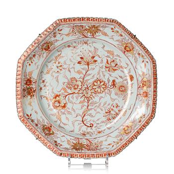 1275. A large iron red decorated 'pie-crust' dish, Qing dynasty, Kangxi (1662-1722).