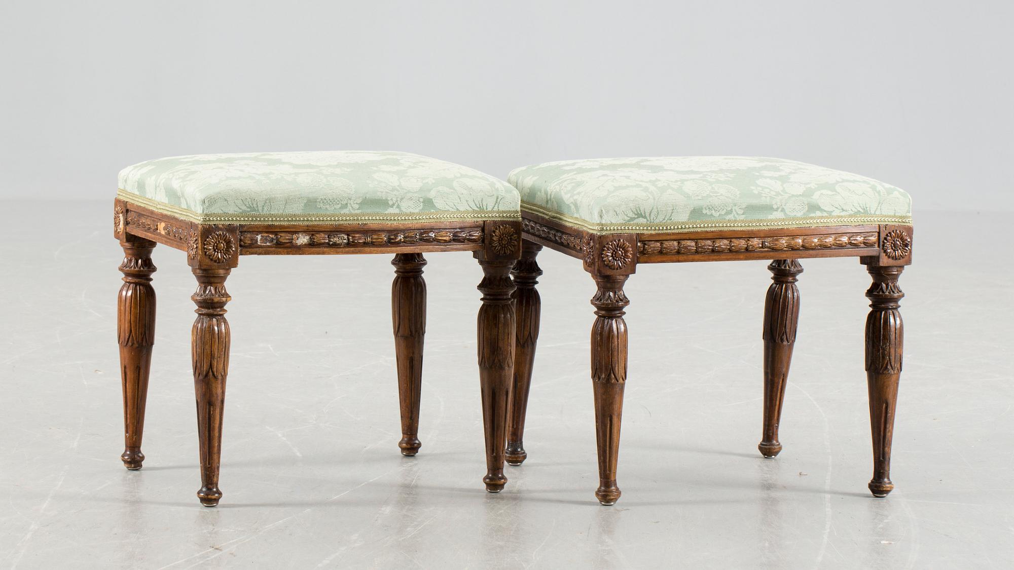 TABURETTER, ett par, sengustavianska stockholmsarbeten, omkring år 1800.