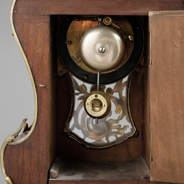 BORDSPENDYL, Louis XV-stil, 1900-talets början.